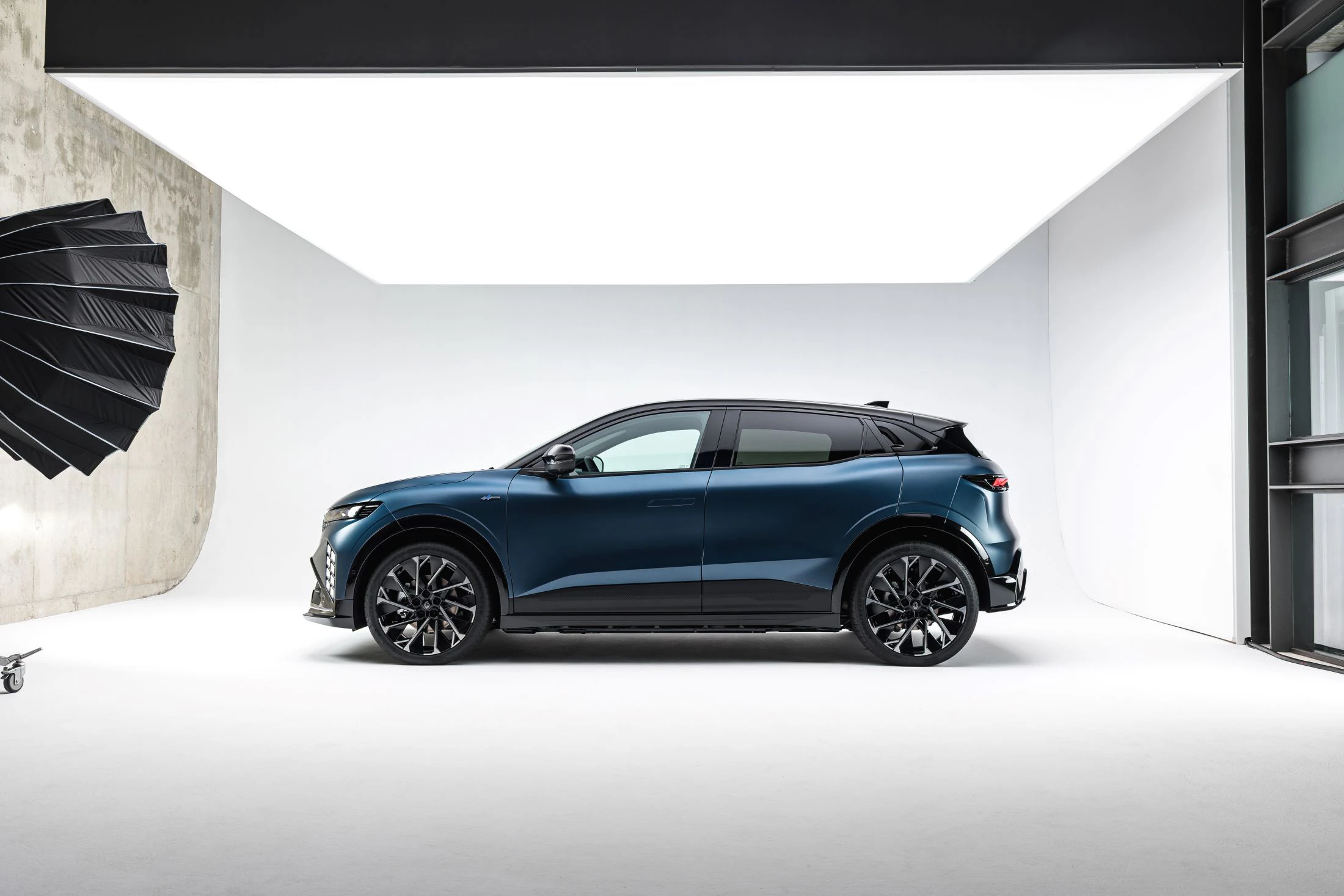 Renault Megane Electric 2026 Studio Side