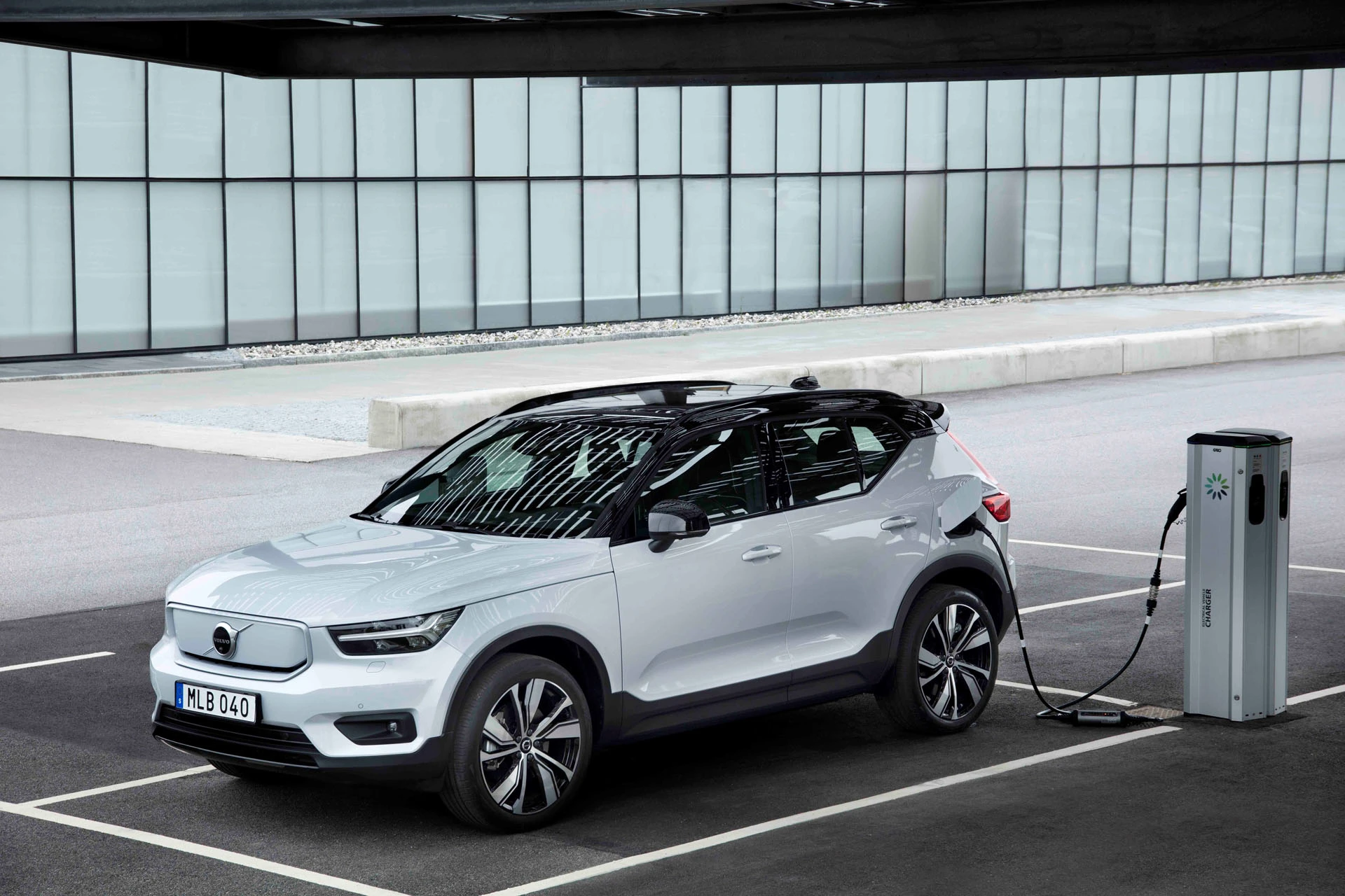 271709 Volvo XC40 Recharge P8 AWD In Glacier Silver