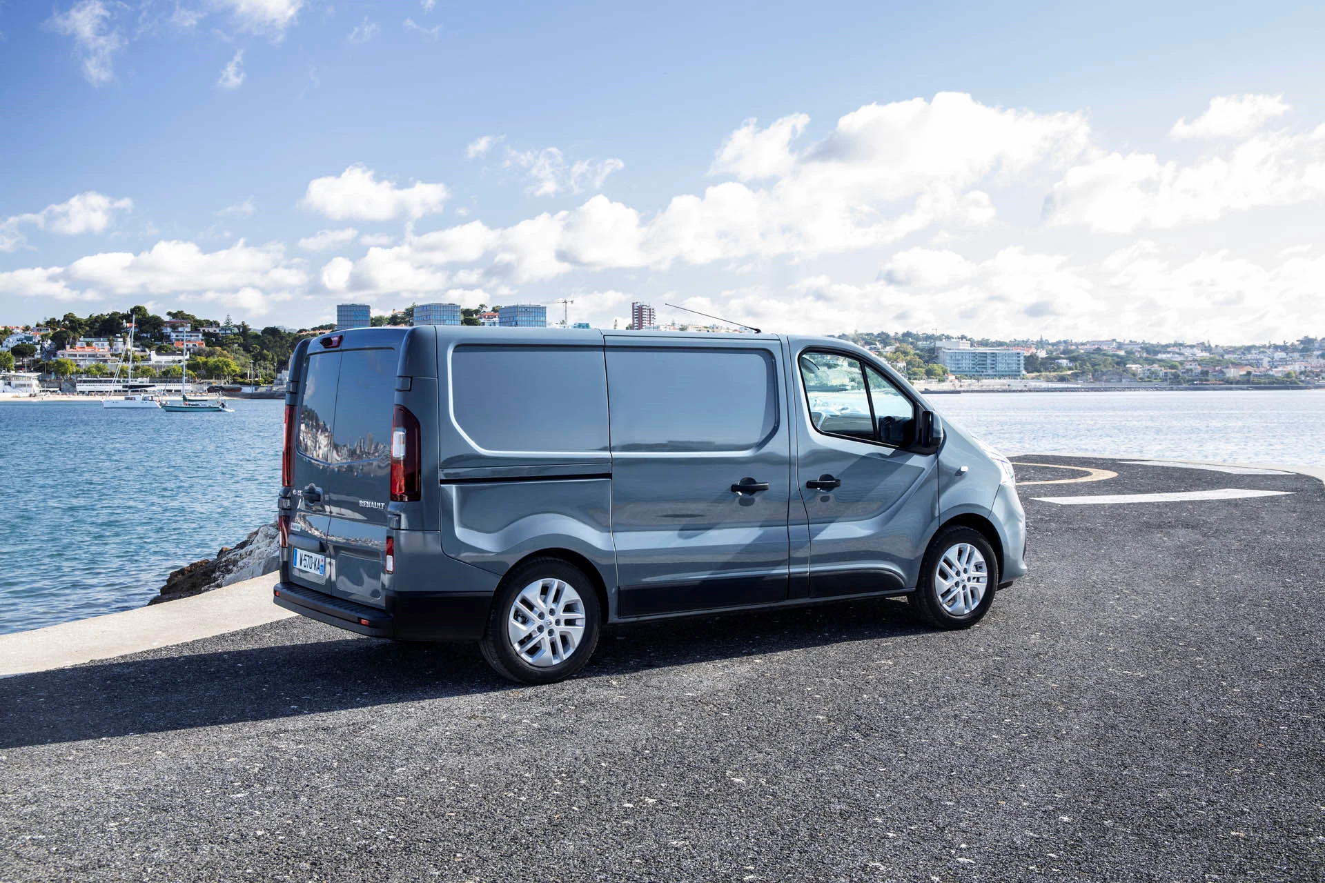 8 2019 New Renault TRAFIC Press Tests In Portugal