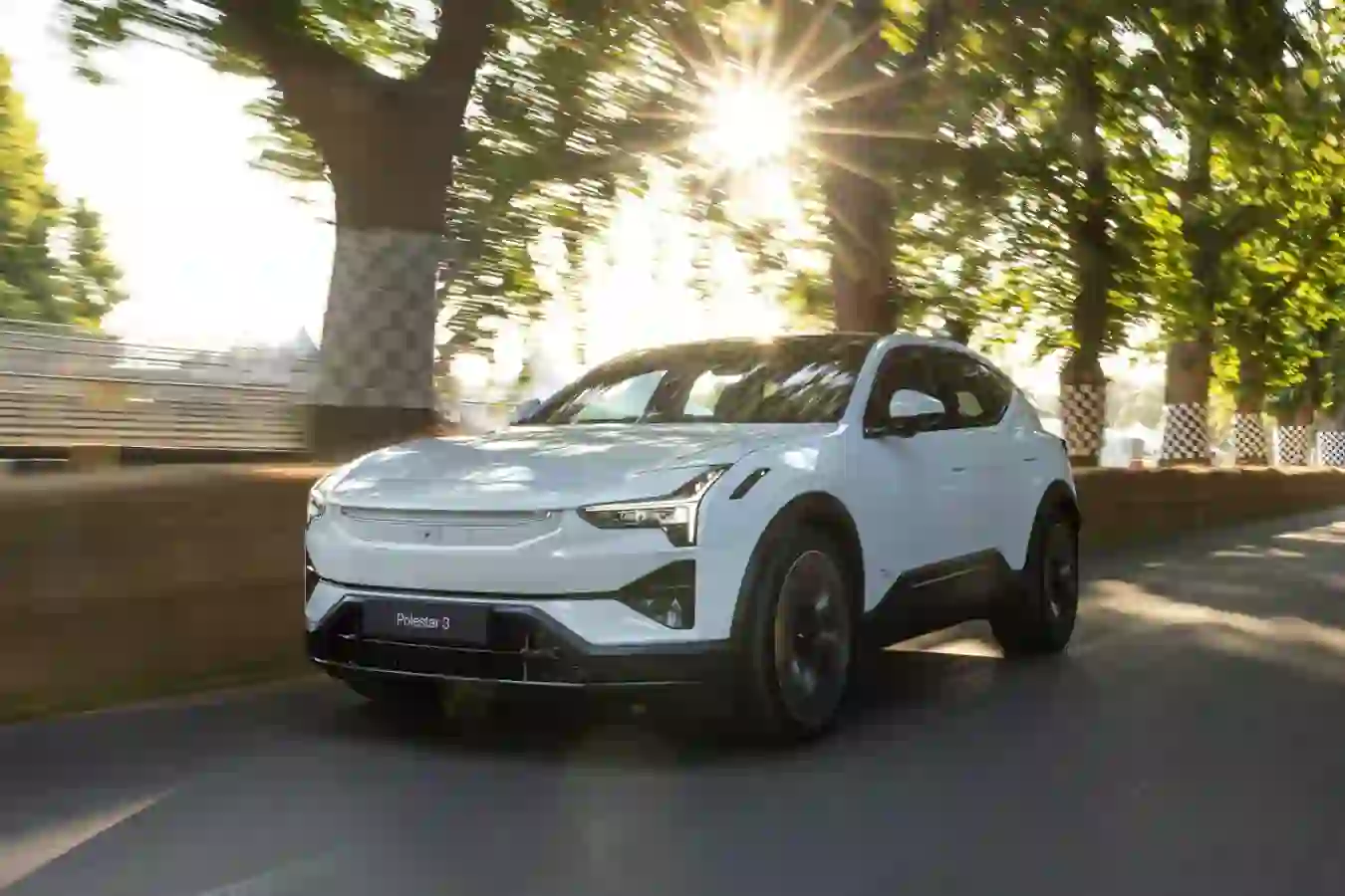 Polestar 3Polestar 3 har et karakterfuldt og minimalistisk design, kraftfulde elektriske motorer og højt udstyrsniveau.