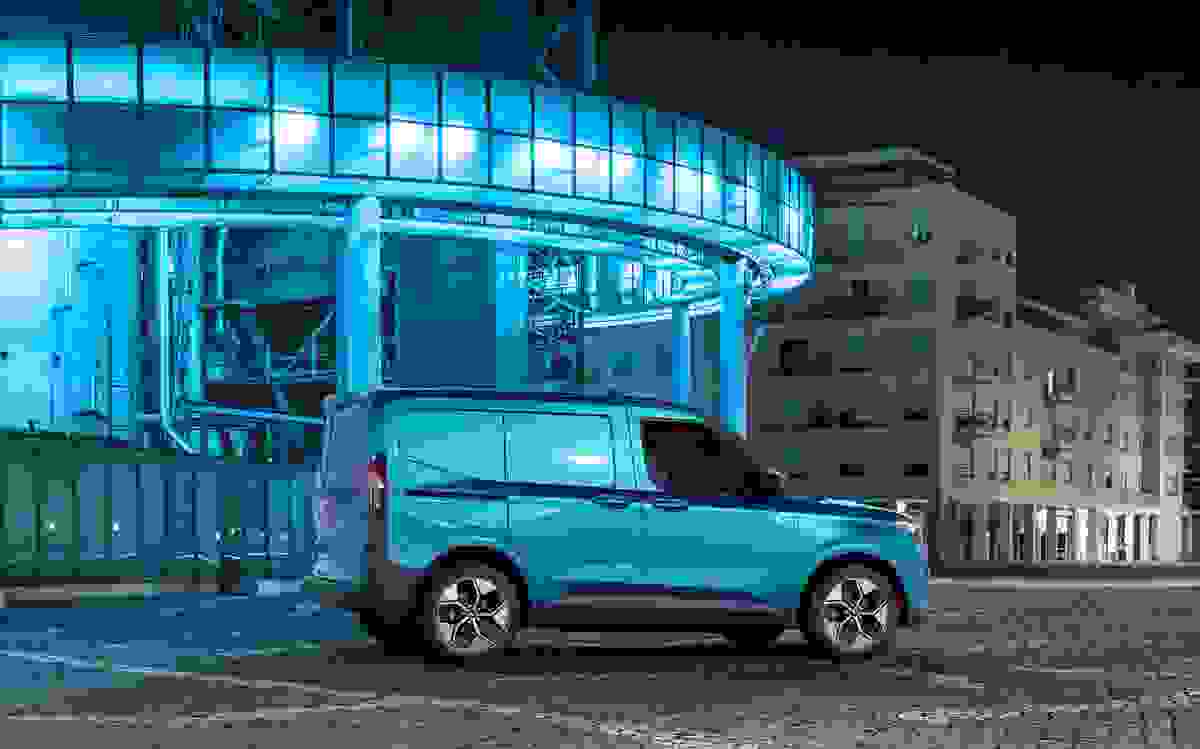Ford E Transit Courier 2023 Side