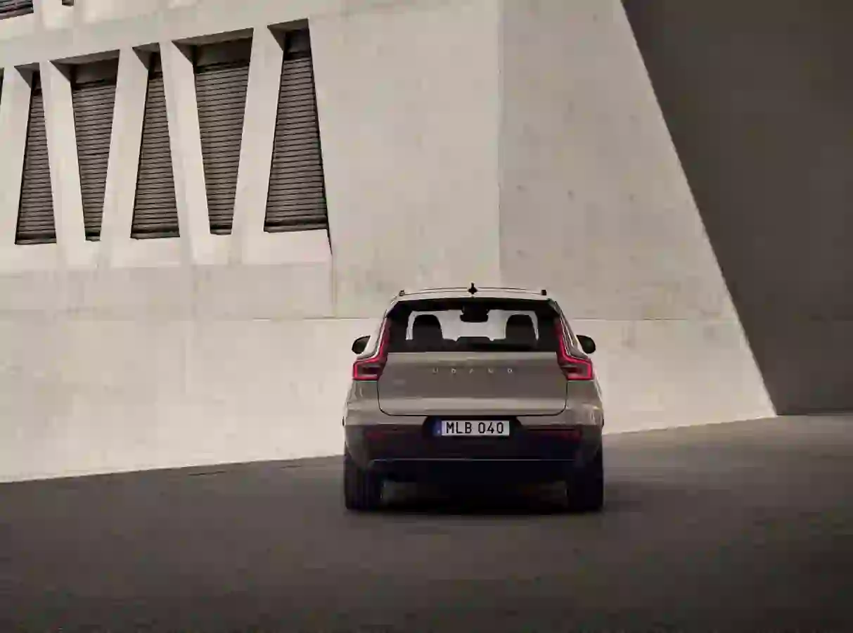 Volvo EX40Den kompakte SUV fra Volvo er yderst udtryksfuld i sit design - og er proppet med smart teknologi og kreative opbevaringsmulighede