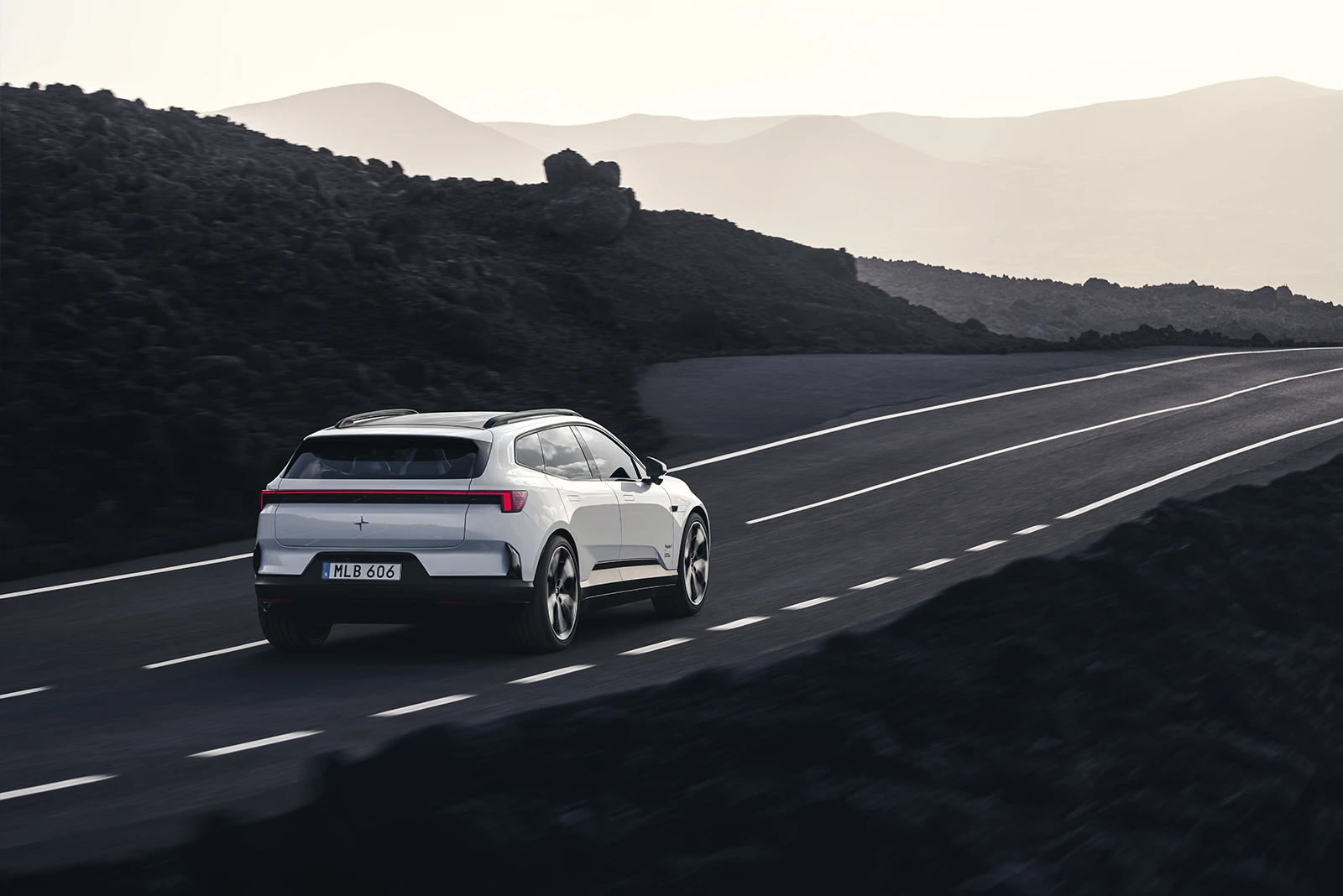 Polestar 4 SUV Skrå Bagfra Kørende