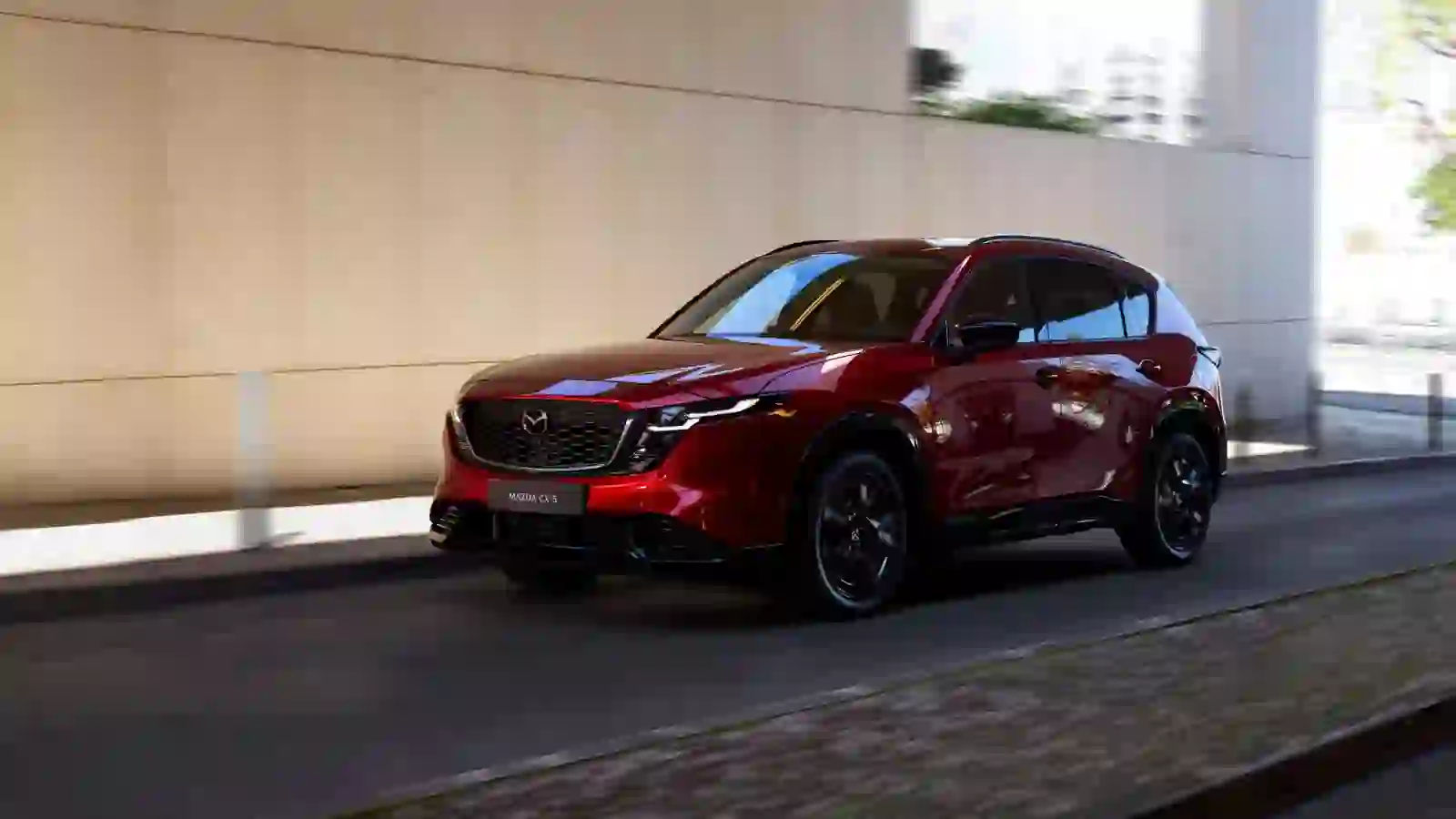 Mazda CX-5Den populære CX-5 er tilbage og har fået en gennemgribende opdatering og byder på en helstøbt kvalitets oplevelse fra yderst til i
