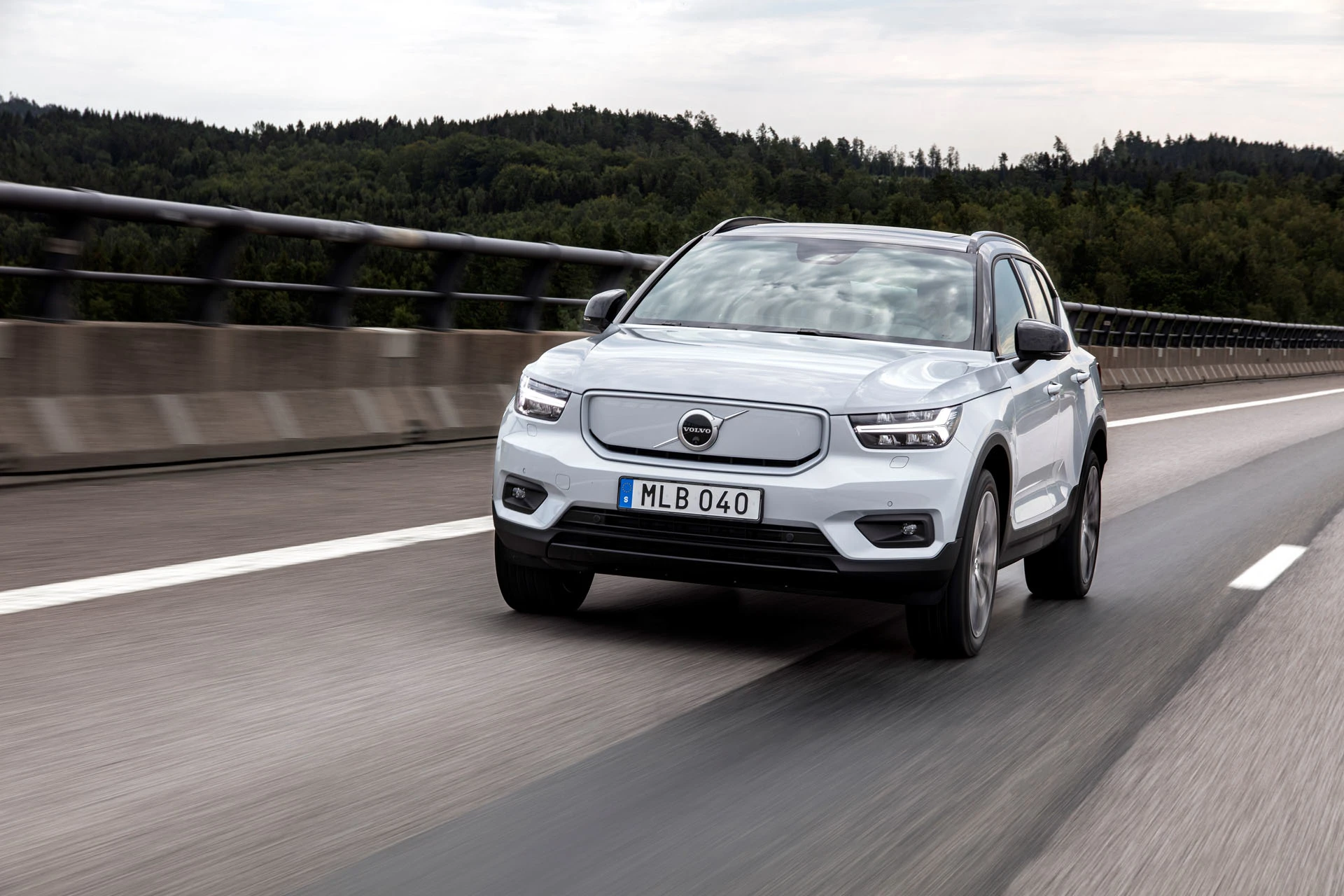 271699 Volvo XC40 Recharge P8 AWD In Glacier Silver