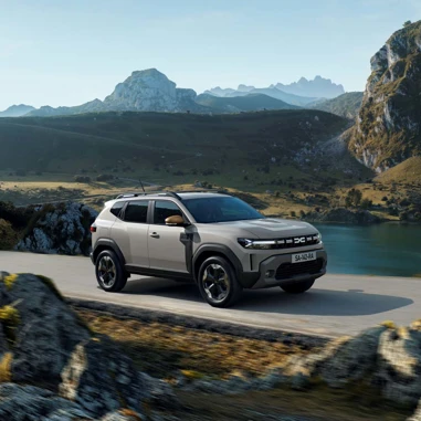 Dacia Duster 2024 Skraa Forfra Graa
