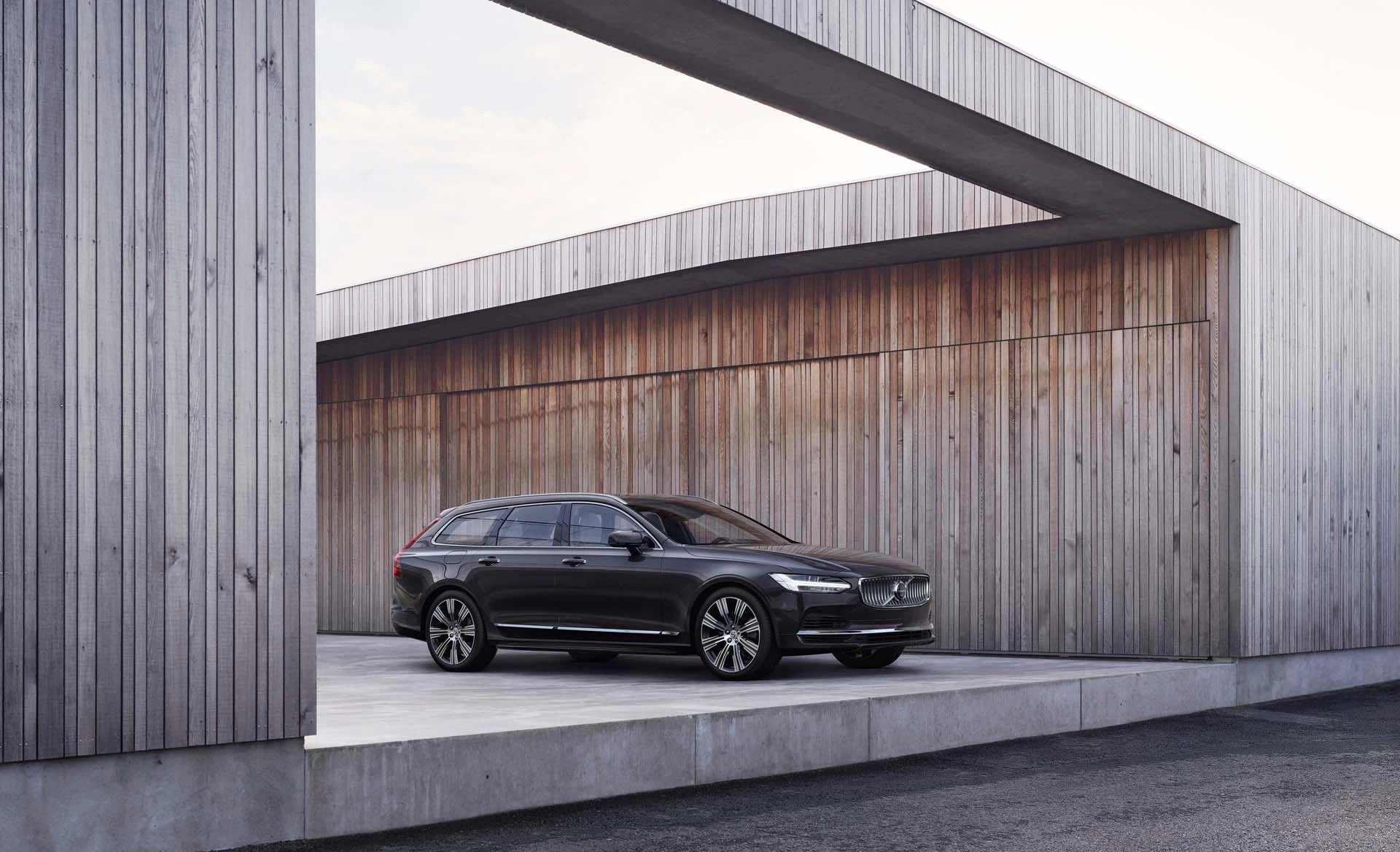 262607 The Refreshed Volvo V90 Recharge T8 Plug In Hybrid In Platinum Grey