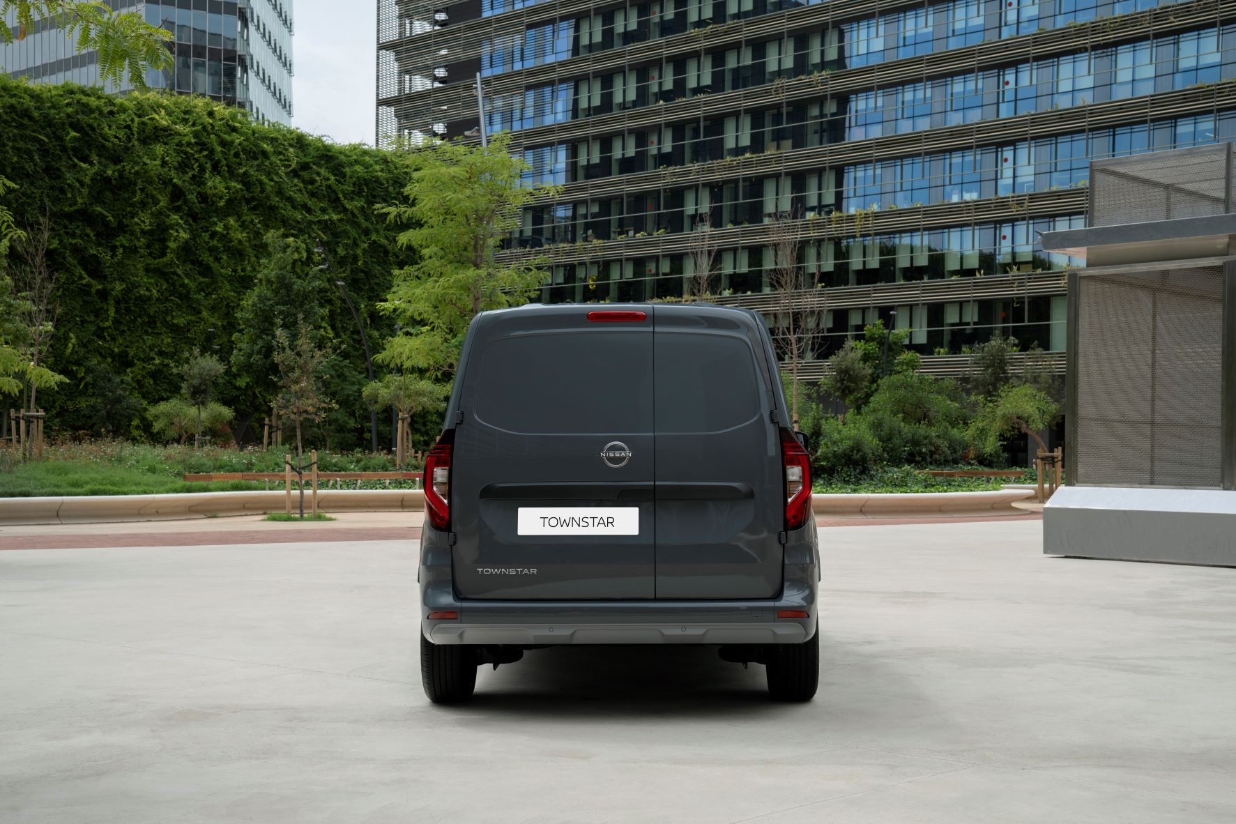 Nissan Townstar Benzin 2022 Lukket Bagfra