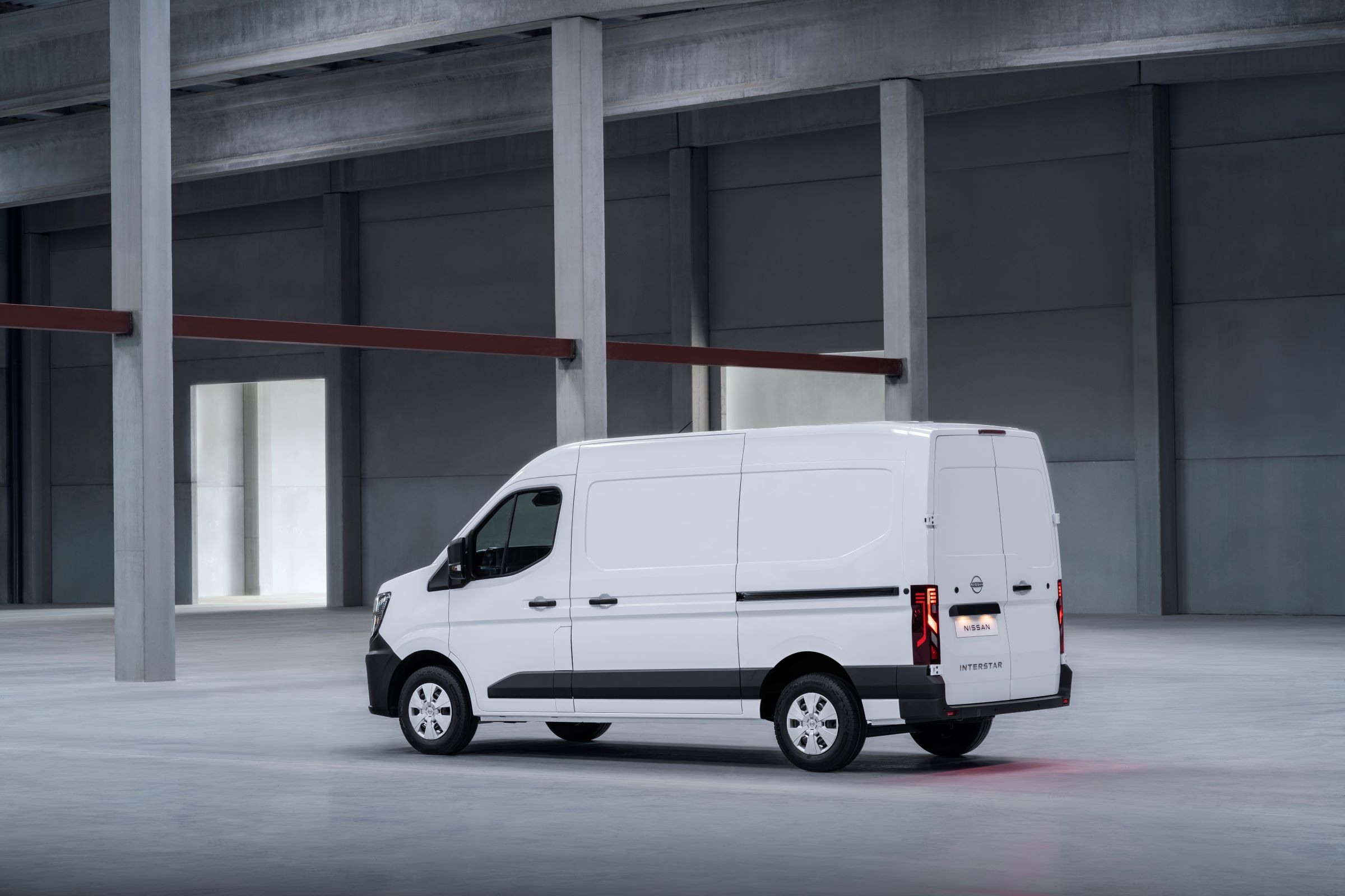 Nissan Interstar 2025 ICE Skraa Fra Siden