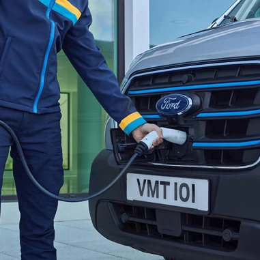 Ford 2022 E Transit Ladestik