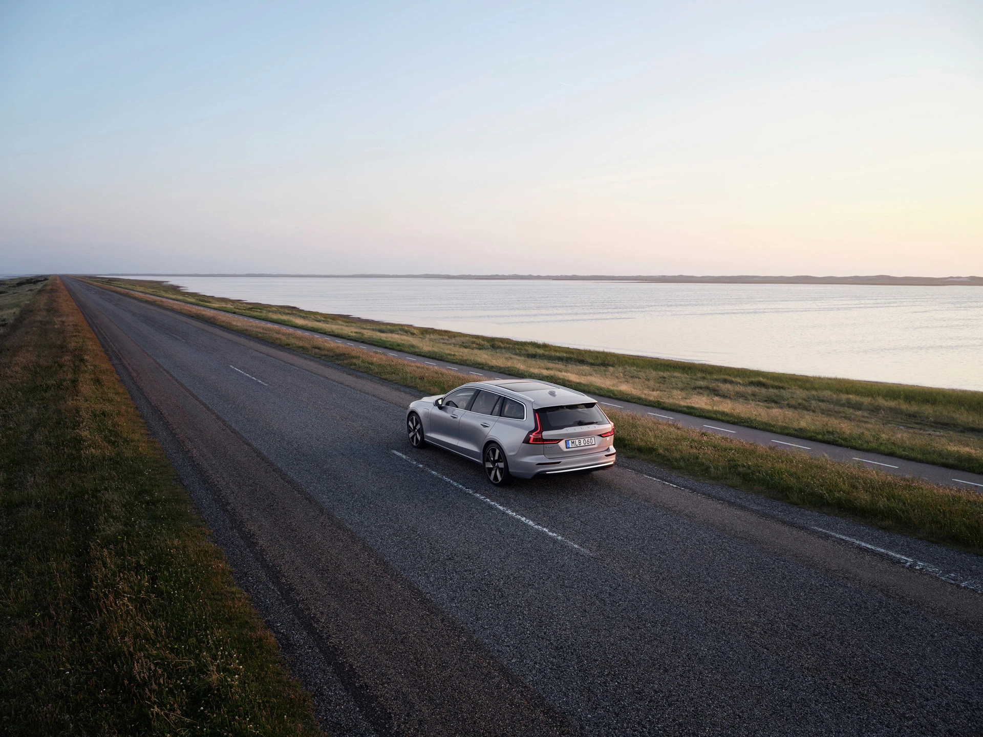 294043 V60 Recharge T8 Silver Dawn