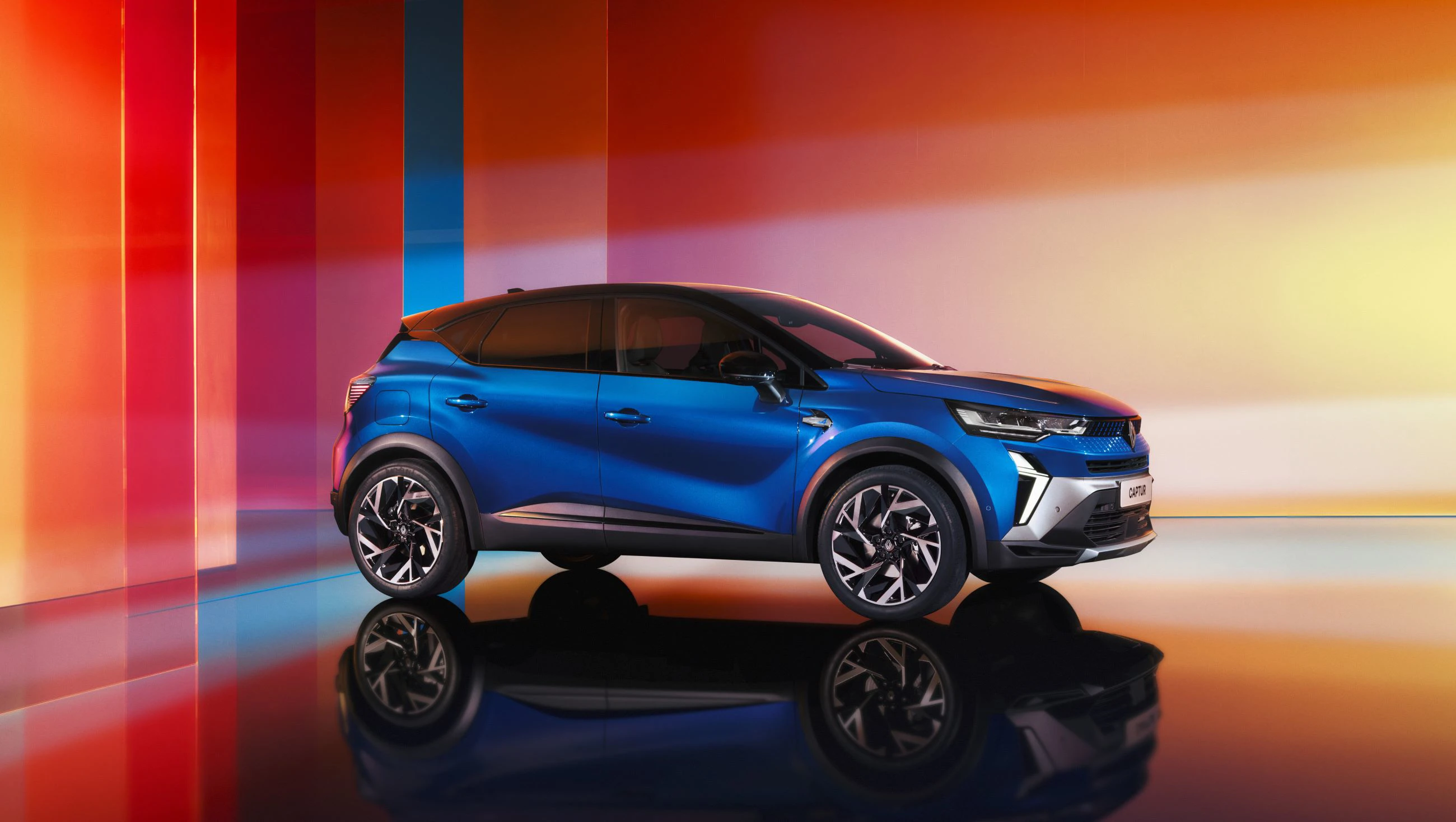 Renault Captur 2024 Esprit Alpine Iron Blue Studio Side Skraa