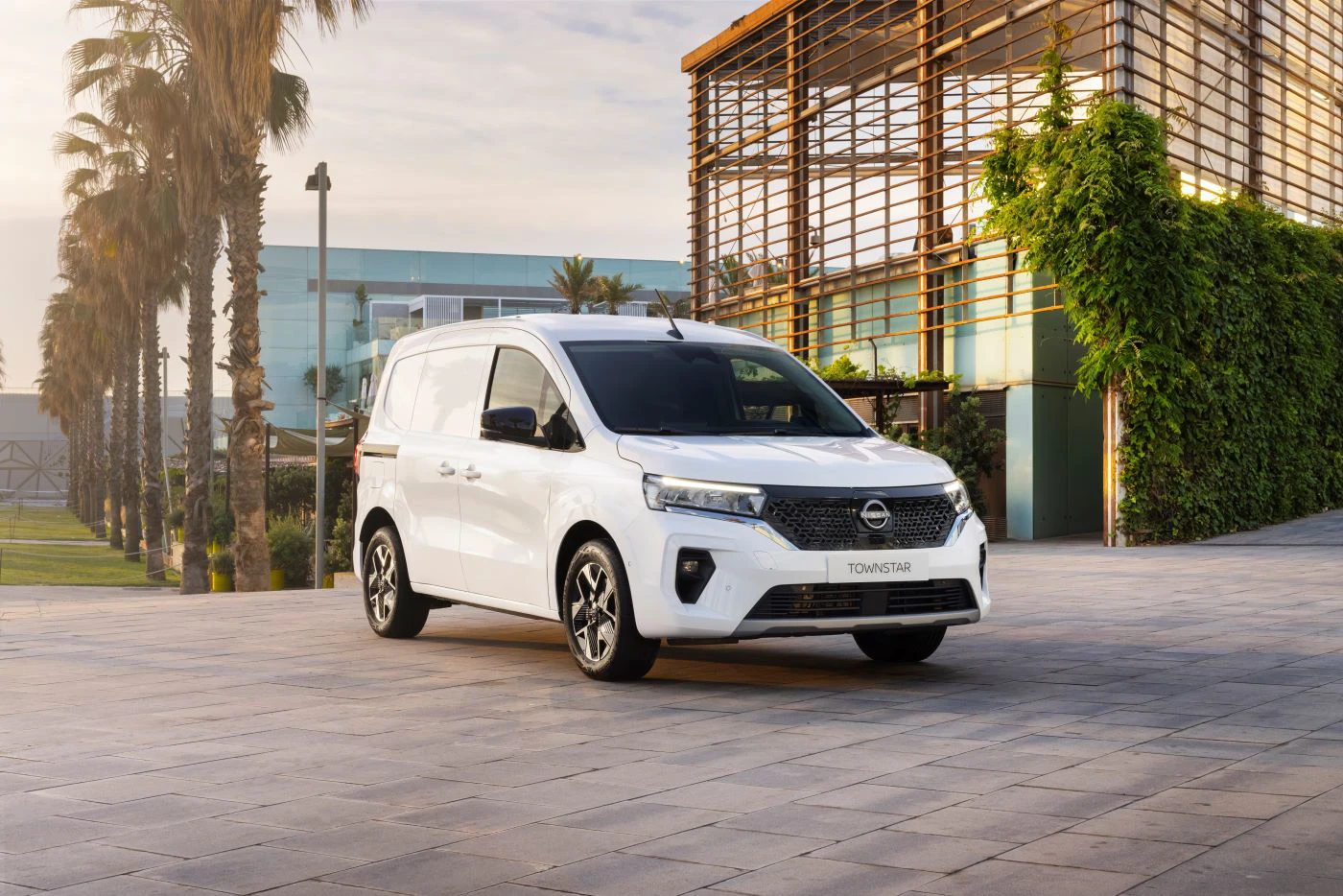 Nissan Townstar EV 2026 Parkeret Skraa