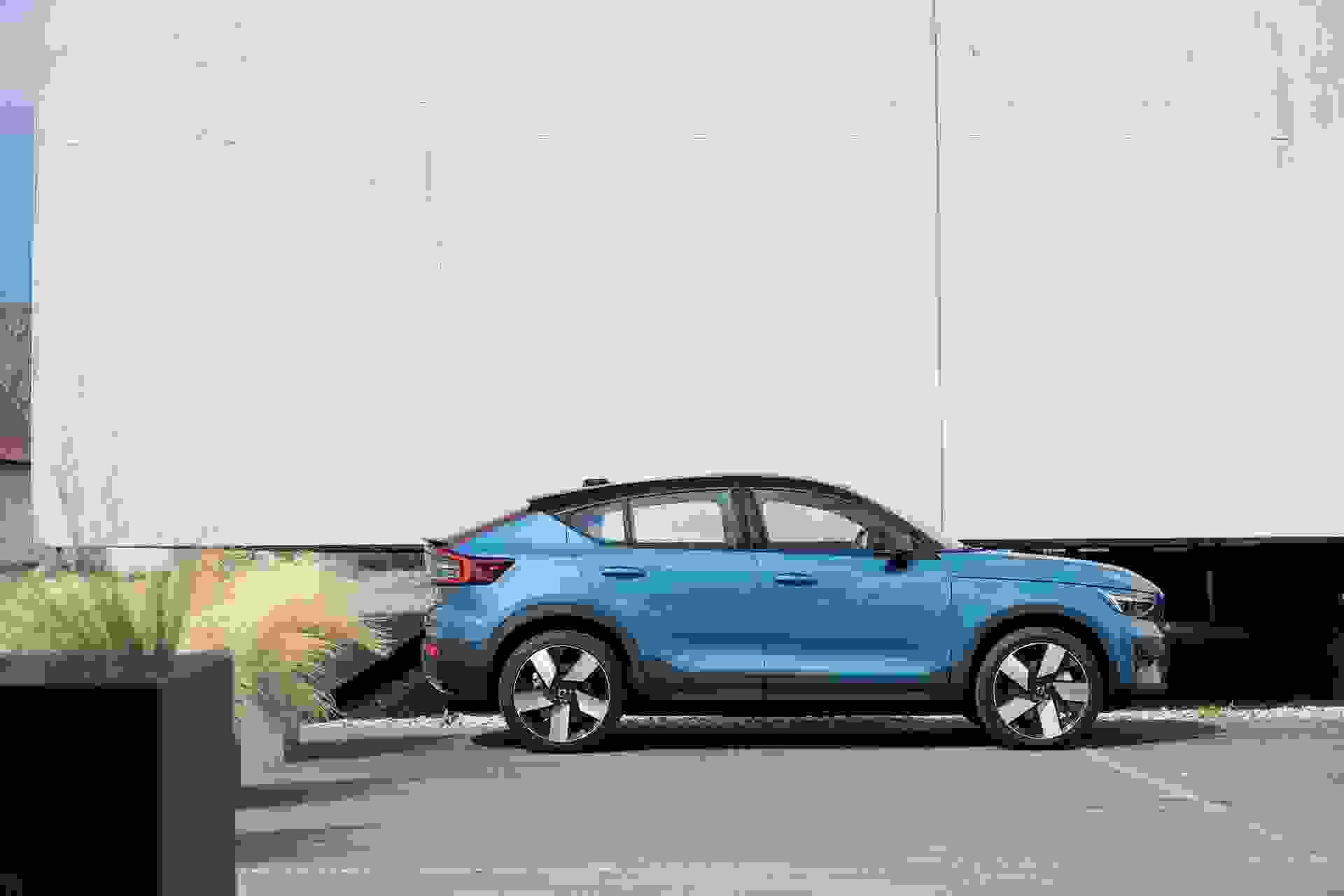287398 Volvo C40 Recharge Fjord Blue
