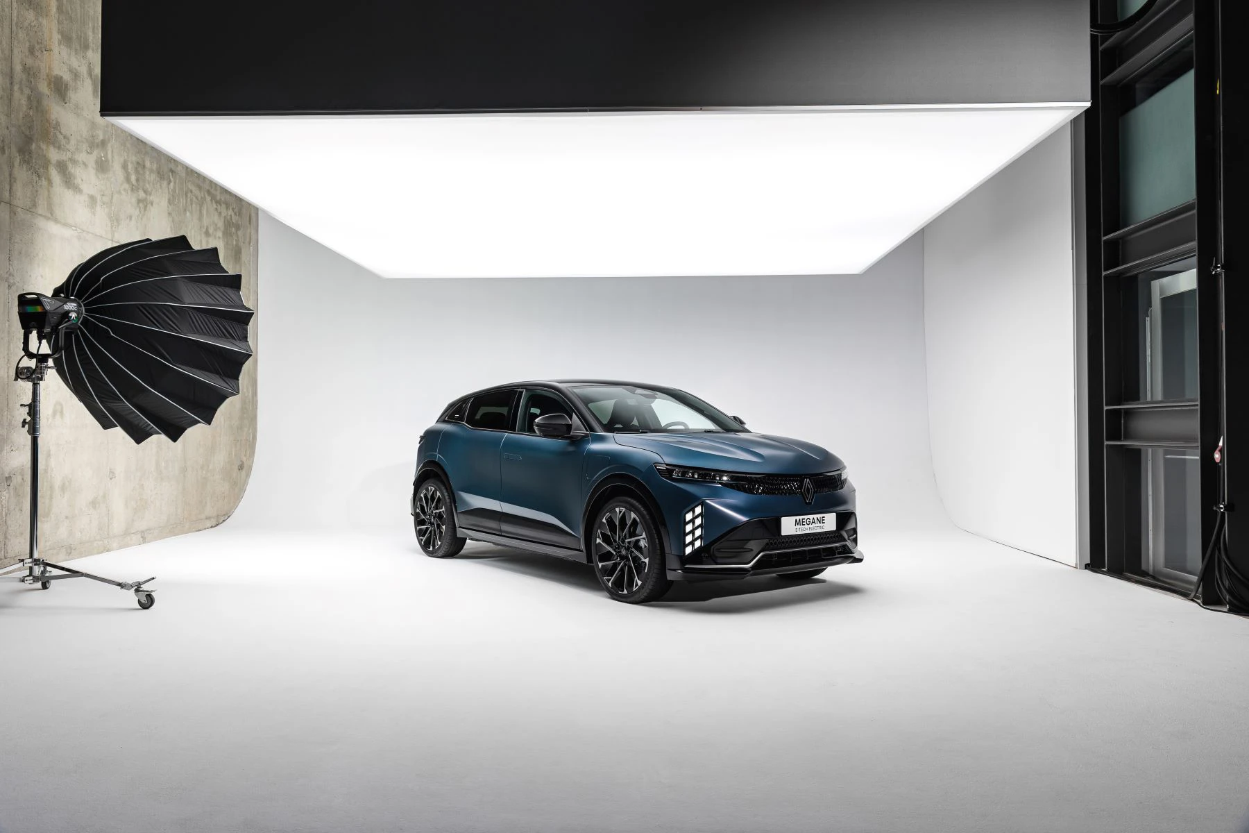 Renault Megane Electric 2026 Studio Skraa Distance