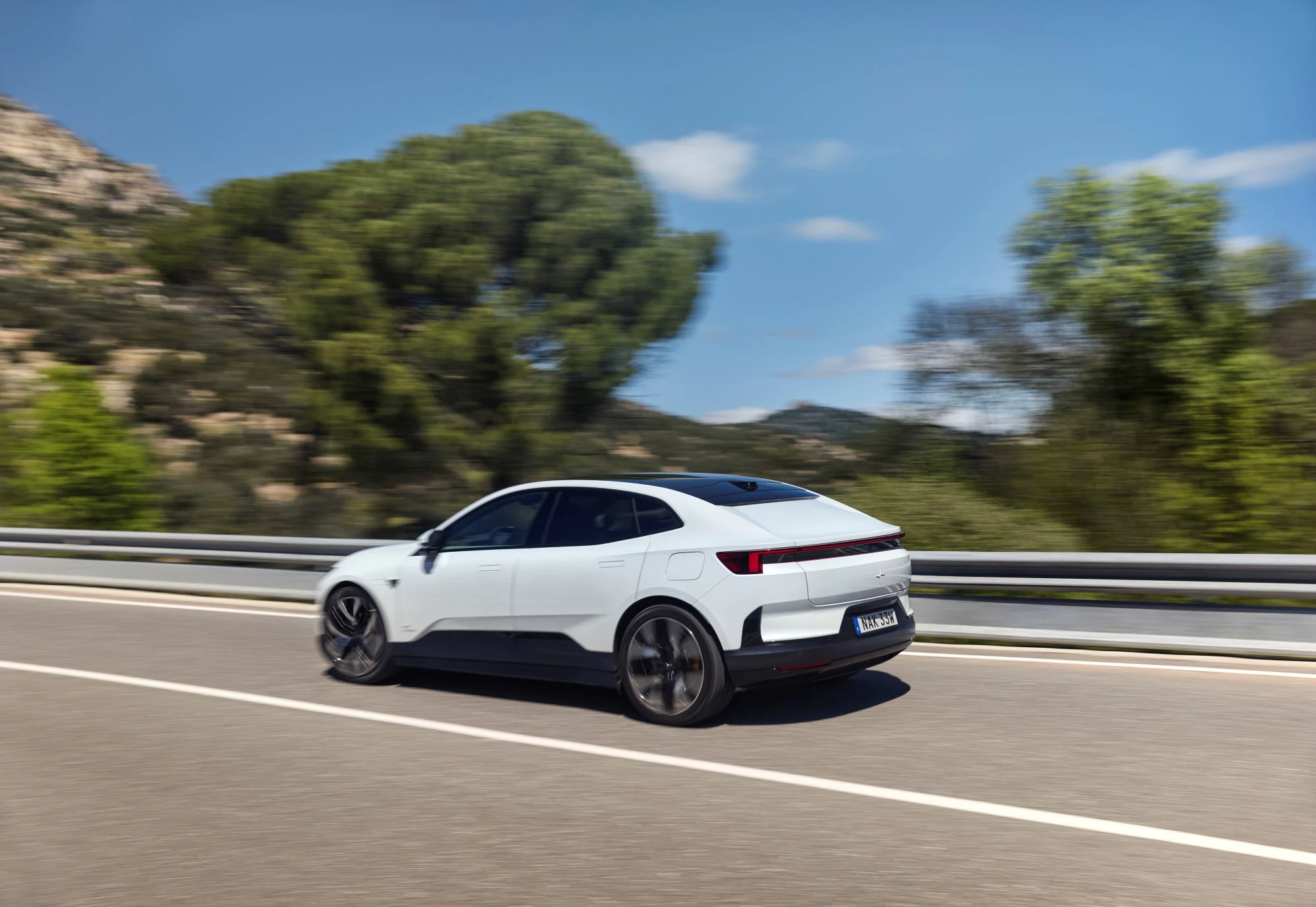 Polestar 4 2025 Koerende Skraa Bagfra (2)